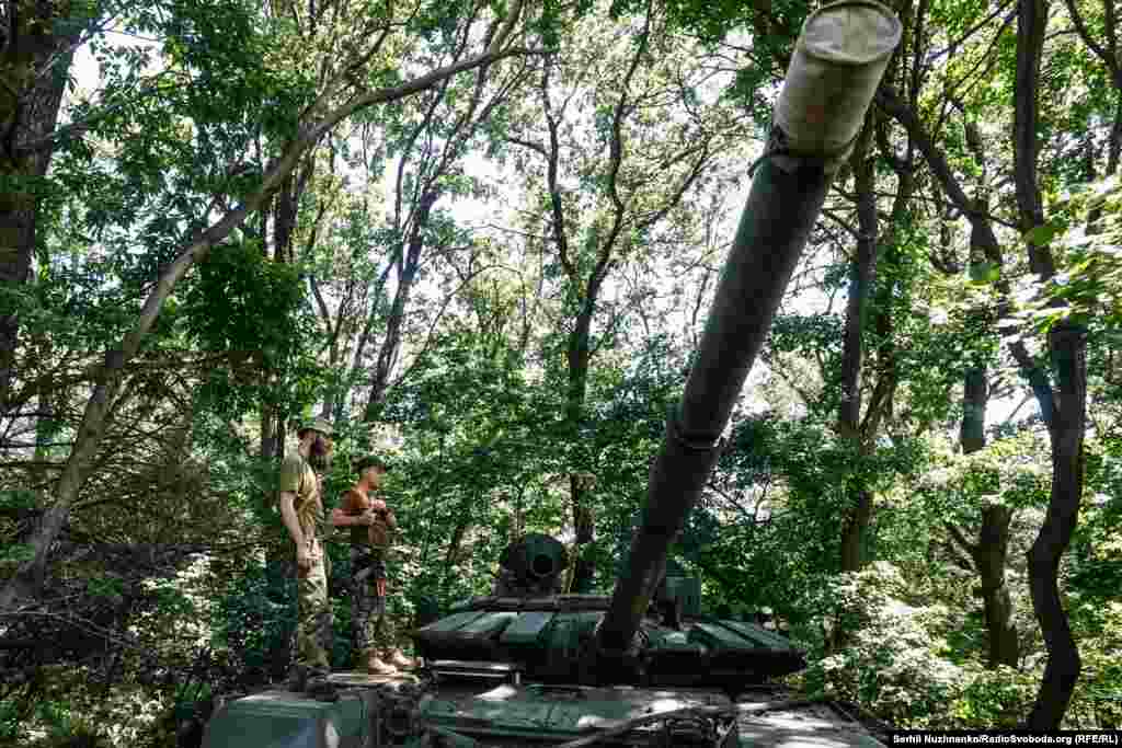 «Ми йдемо у наступальні дії час від часу. Якщо знаємо, що неподалік є противник, то здебільшого працюємо по посадках. Якщо ми знаємо, що там техніка, то вже працюємо вогнем з гармати. Ця машина, як ми її називаємо російський «Лендліз», була  віджата в російських військових на  Харківщині. Чим добра, що бачить і вдень, і вночі на 4 кілометри», – каже Володимир, військовий 30-ї окремої механізованої бригади