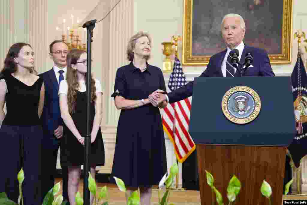 Президент Джо Байден простягнув свою руку, щоб потиснути руку Елізабет Вілан, сестри звільненого Пола Вілана (у центрі), під час брифінгу щодо обміну ув’язненими з Росією. Вашингтон, США, 1 серпня 2024 року