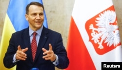 Міністр закордонних справ Польщі Радослав Сікорський під час візиту до України. Київ, 22 грудня 2023 року