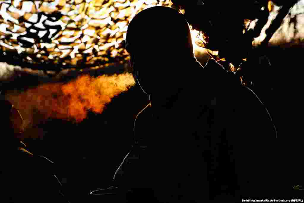 За обрієм встає сонце, поки є вільна хвилина, військові курять і п'ють каву