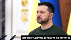 Російські військові «не йдуть далі Європою лише тому, що їх стримують українці й українки зі зброєю в руках та під синьо-жовтим прапором», зазначив президент Володимир Зеленський