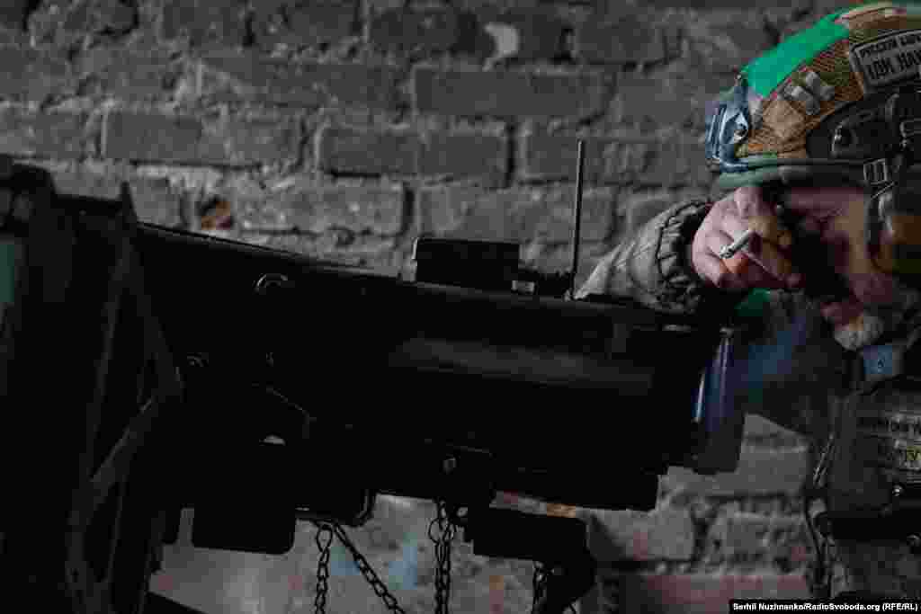 Хвилина відпочинку. Можна перекурити і перевести подих…Військовий 93-ї окремої механізованої  бригади «Холодний Яр». Бахмут, 25  лютого  2023 року 