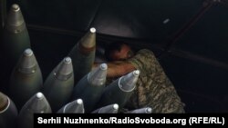 Військові 24-ї ОМБр імені короля Данила заряджають реактивну систему залпового вогню БМ-21 «Град» Бахмутський напрямок, травень 2023 року