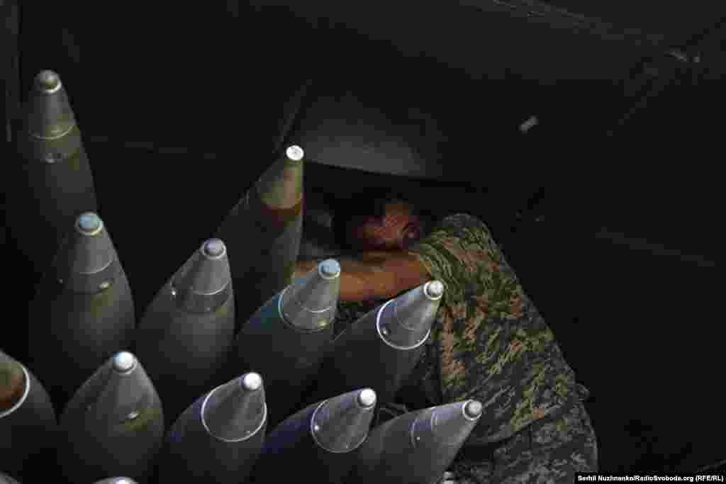 «Піт артилерії рятує кров піхоти» Військові 24-ї ОМБр імені короля Данила заряджають реактивну систему залпового вогню БМ-21 «Град» Бахмутський напрямок, травень 2023 року. ЗСУ складаються із Сухопутних та Десантно-штурмових військ, Сил спеціальних операцій, Повітряних та Військово-морських сил. Окрім основних родів військ, до складу ЗСУ входять підрозділи Територіальної оборони, Військова служба правопорядку, Медична, Капеланська, Юридична та Соціально-психологічна служби