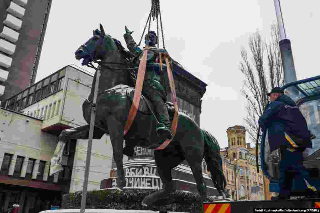 «Уже у столиці прибрали понад 60 пам’яток, пов'язаних з історією і культурою Росії та СРСР. Наразі в місті працюють над об’єктами, з яких уряд зняв охоронний статус», – повідомили в КМДА