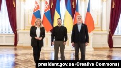 Президент України Володимир Зеленський (посередині), президент Словаччини Зузана Чапутова та президент Чехії Петр Павел (праворуч). Київ, 28 квітня 2023 року