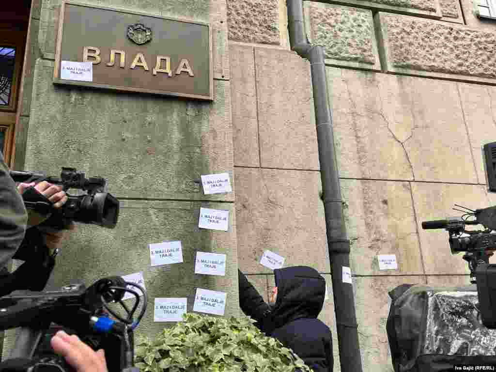 Po dolasku do zgrade Vlade, okupljeni su na zgradu zalepili ceduljice sa natpisom "3. maj i dalje traje".