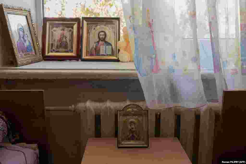 Ікони родини прикрашають кімнату, де вони живуть у центрі прийому біженців. Поки одні родини тікають з Херсону, інші вирішили залишитися  