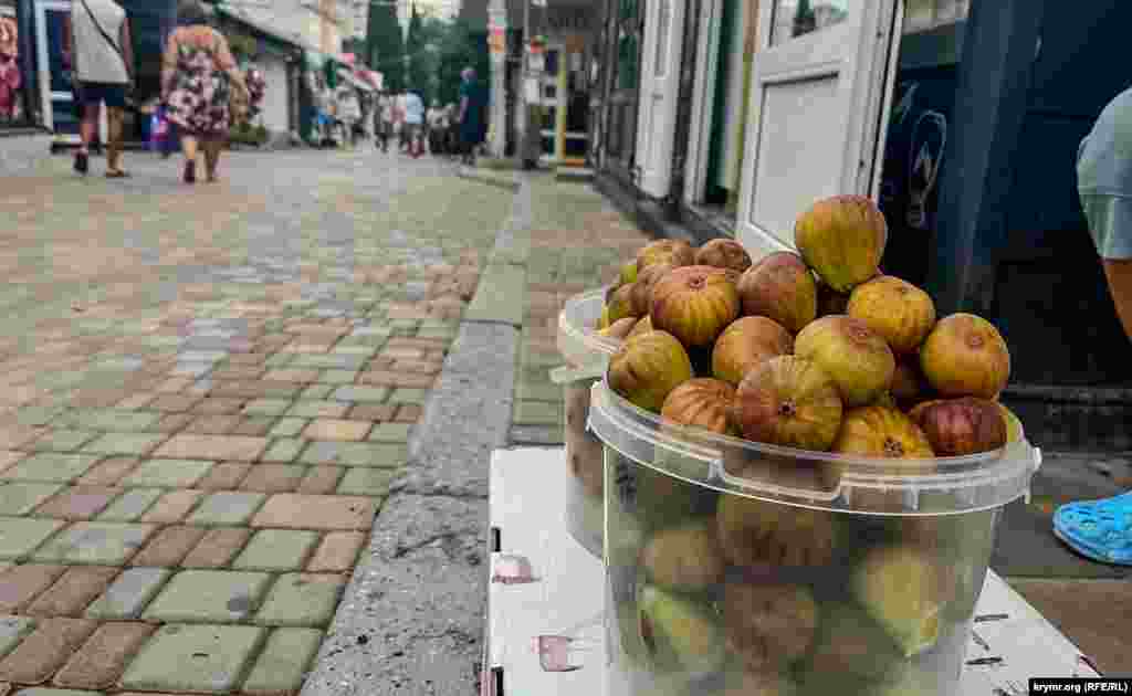 Інжир також є. За цей просять 100-150 рублів за кілограм, за чорний – 200 рублів