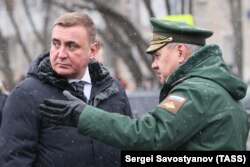 Дюмін (ліворуч) та міністр оборони РФ Сергій Шойгу. Після заколоту Пригожина Дюміна було призначено помічником Володимира Путіна та секретарем Госсовєта