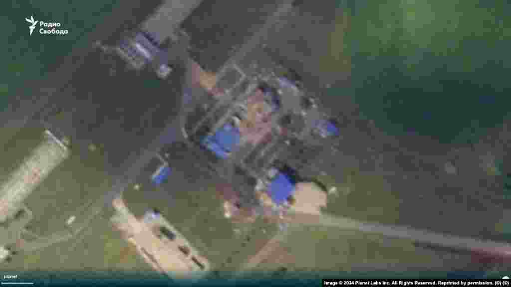 Спутниковый снимок поврежденной газоизмерительной станции "Суджа" в Курской области, снятый 11 августа. На фотографии видно обрушение синей крыши в одном из административных зданий и повреждения на площадке, где установлено измерительное оборудование. Эта газоизмерительная станция является крупнейшей, через нее осуществляется прокачка газа потребителям в ЕС. Разрушения на территории "Суджи" не повлияли на прокачку газа, сообщили в газотранспортной системе Украины