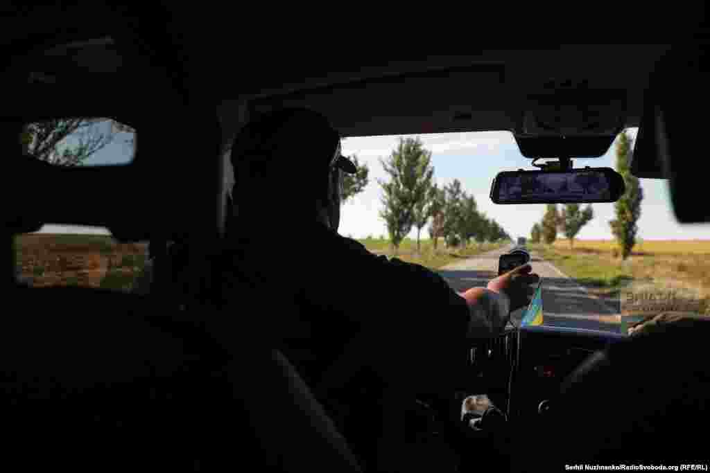 Ранок. Ми зустрічаємося із волонтерами в Покровську на заправці, пʼємо каву, одягаємо бронежилети. Сьогодні у групи волонтерів – евакуація із Новогродівки. На картах Deep State до містечка російській армії залишилося декілька кілометрів. За кермом нашого авто – 53-річний Оуен, колишній військовий медик із Нової Зеландії. Поля навколо вигоріли не лише від серпневої спеки, а через пожежі від ударів російської артилерії.