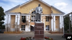 Повреждённый в боях памятник Владимиру Ленину на центральной площади в Судже, Курская область, Россия, 16 августа 2024 года