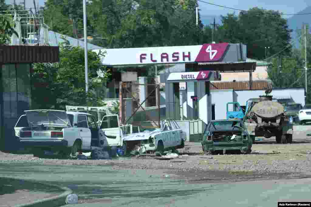 Napuštena vozila na cesti 2. oktobra u Stepanakertu, poznatom i kao Xankendi, nakon masovnog egzodusa Armenaca iz regije Nagorno-Karabah. Azerbejdžan je preuzeo kontrolu nad regijom u kojoj sada nema života.