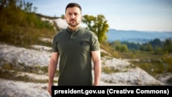 Президент України Володимир Зеленський під час запису привітання з Днем Незалежності України. Сумщина, Могриця, річка Псел, неподалік від місця, звідки 6 серпня 2024 року ЗСУ розпочали наступ на Курську область Росії