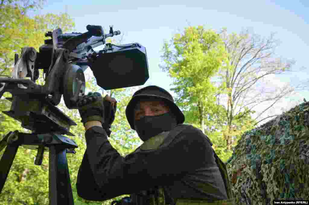 Боєць із позивним «Майстер» розповідає, що його було розподілено до цієї групи через знання місцевості та вміння влучно стріляти – чоловік проходив навчання на снайпера