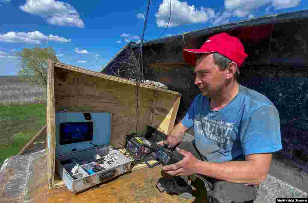 Фермер Олександр Кривцов дистанційно управляє своїм витвором – броньованою машиною з розмінування полів, Харківщина