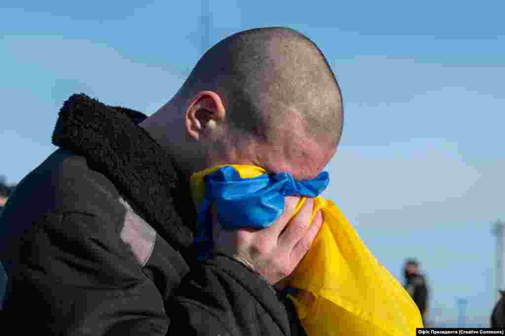 Український військовий після звільнення з російського полону. 31 січня вдалося повернути 207 українців з російського полону. Серед звільнених військовослужбовців – захисники Маріуполя, Херсона, бійці з острова Зміїний, морпіхи та бойові медики. Це 50-тий обмін з РФ, січень 2024 року