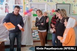 Вручення книжок дітям і дорослим