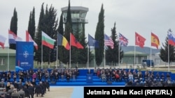 Ceremonia hapëse gjatë përurimit të bazës ajrore të NATO-s në Kuçovë, Shqipëri.