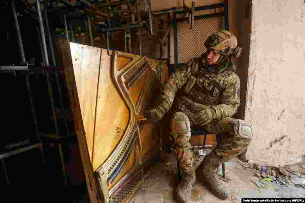 «Чіга» і рояль  Під час артобстрілу військовослужбовець 93-ї окремої механізованої бригади «Холодний Яр» із позивним «Чіга» в одному з підвалів добуває звуки із того, що залишилося від рояля. Бахмут, 25 лютого  2023 року 