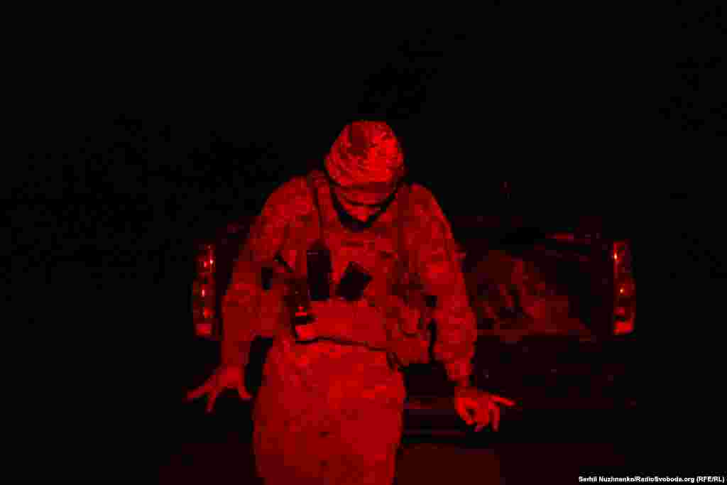 Боєць 32-ї окремої механізованої бригади з позивним «Археолог» відпочиває після бойового завдання, Харківщина, вересень 2023 року 