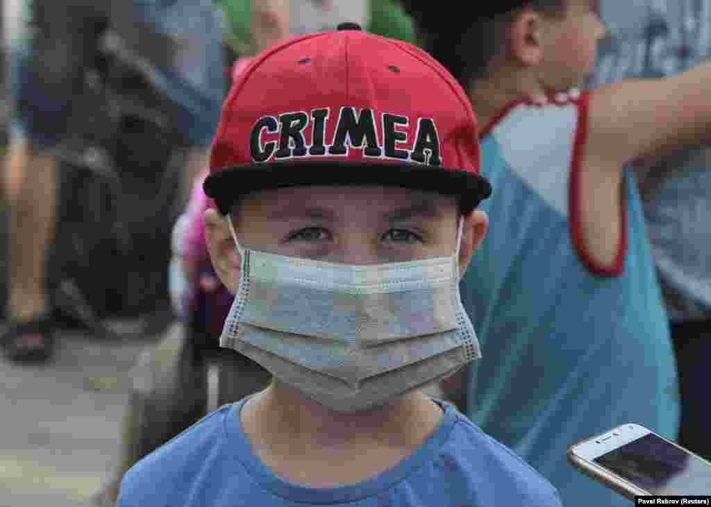 Маленький участник событий в Армянске на севере Крыма.  4 сентября 2018 года российские власти Крыма объявили, что концентрация вредных веществ в воздухе на севере полуострова превысила допустимую норму, в связи с этим на две недели приостановили работу завода «Крымский титан». Начался организованный вывоз детей. Около трех тысяч несовершеннолетних отправились в пансионаты и санатории  