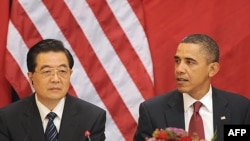 Нынешний визит лидера КНР в США в обеих странах считают чрезвычайно важным. На фото: Ху Цзиньтао и Барак Обама