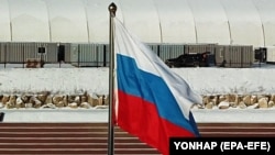 Российский флаг на олимпийском стадионе в Пчёнчхане, Южная Корея