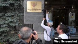 Российские журналисты на открытии «посольства ДНР» в Москве
