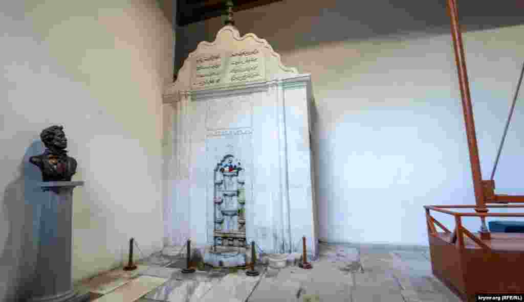 Бюст Александру Пушкину у Фонтана слез. Его поэт прославил в поэме «Бахчисарайский фонтан». Предание приписывает инициативу создания фонтана крымскому хану Кырым-Гирею. Фонтан предположительно был устроен у мавзолея (дюрбе) Диляры-бикеч, умершей в 1764 году и считающейся возлюбленной наложницей хана