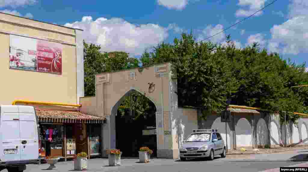 У ворот Текие дервишей - единственного в Крыму мусульманского монастыря дервишей (ниществующих монахов) XV—XVI веков