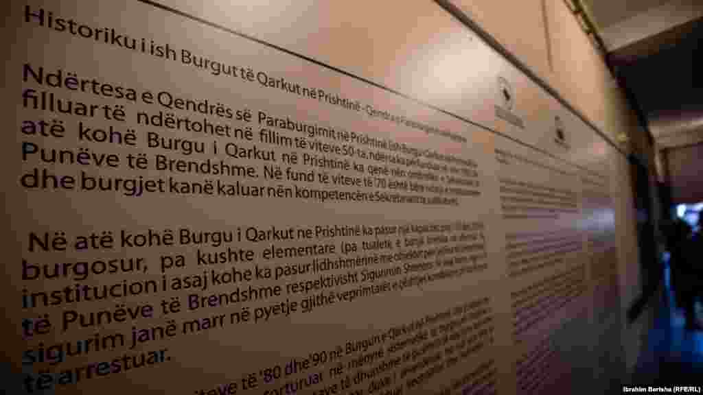 U hodnicima i ćelijama zatvora postavljeni su različiti podaci o istoriji ovog objekta.