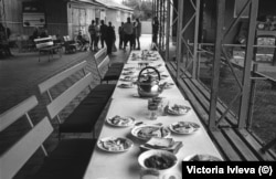 Накритий стіл для тих, хто щойно прибув