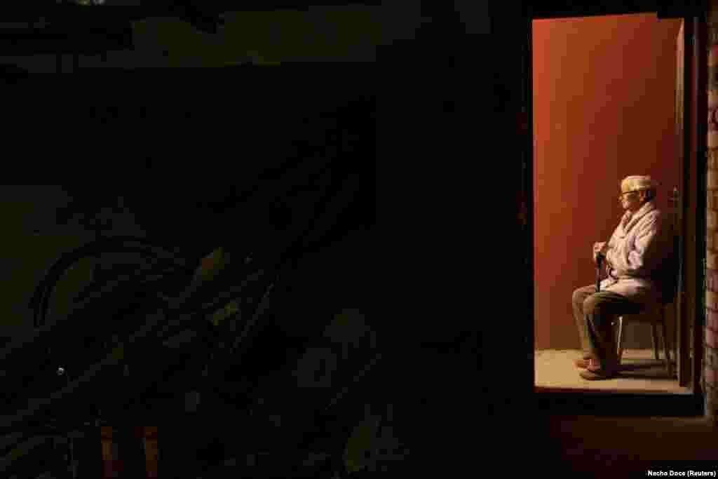 Єдиний проблиск природного світла та свіже повітря – це коли Марія Миколаївна сидить біля підніжжя сходів, які ведуть на зруйновану вулицю