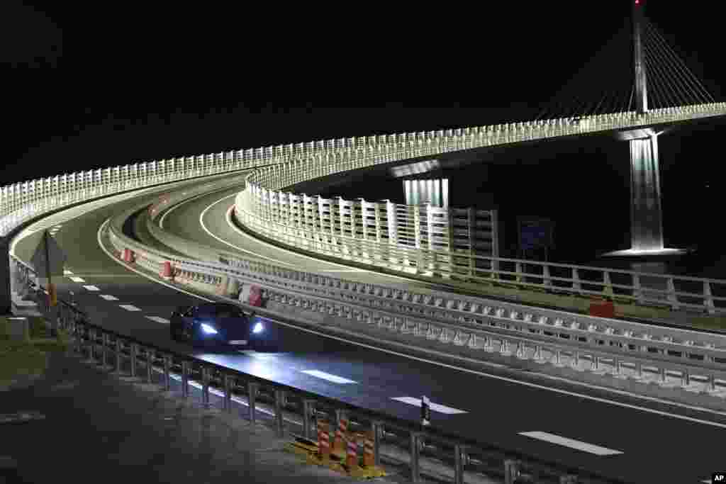 Električni automobil hrvatske proizvodnje 'Nevera'  na novoizgrađenom Pelješkom mostu u Komarni, južna Hrvatska, ponedjeljak, 25. srpnja 2022.