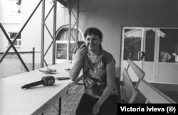 Наташа телефонує рідним з подвір’я церкви