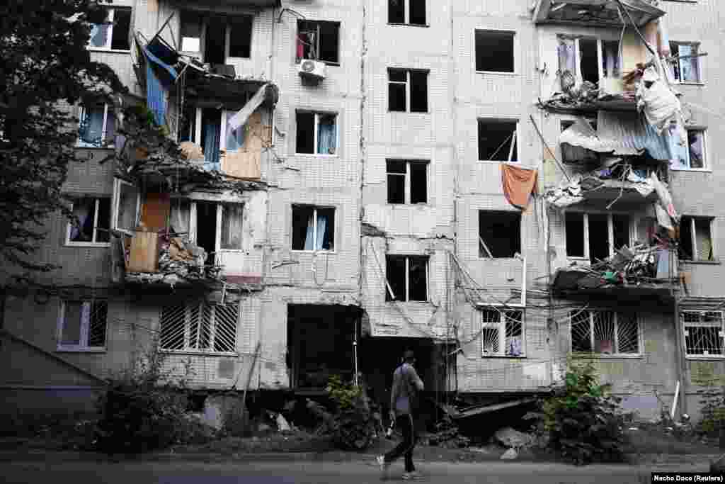 Харків відбив російський штурм ще на початку війни, тоді армія РФ сягнула околиць міста. Відтоді харків’яни зазнають жорстокого та безжального артилерійського обстрілу з боку російських військ, який будь-якої миті може покалічити чи вбити.  Москва, попри численні свідчення і докази, продовжує заявляти, що не обстрілює цивільних в Україні. Тим часом будинки Марії Миколаївни та її доньки Наталі непридатні для проживання, тож вони наразі живуть у підвалі багатоквартирного будинку своїх знайомих  