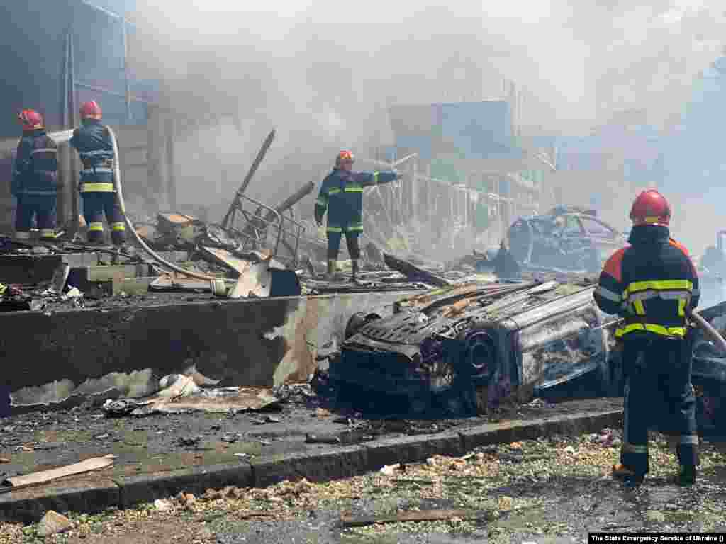 На стоянці загорілися автівки. На місці трагедії працюють 90 рятувальників. Вінниця, 14 липня 2022 року 