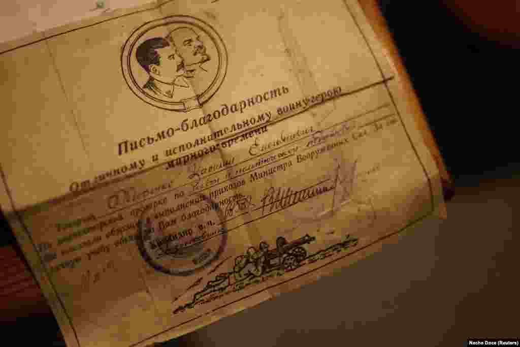 З віком її пам'ять поступово погіршується, тому Марія Миколаївна проводить час, переглядаючи старі, пошарпані часописи та медалі свого чоловіка і читаючи листи подяки. Як ось цей. У листі висловлюють вдячність її чоловікові за участь у перемозі Радянського Союзу в його короткій війні з Японією наприкінці Другої світової війни. Це кілька безцінних сувенірів із її минулого життя до того, як вона була змушена спуститися в підвал