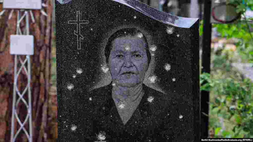 Пошкоджені обстрілами пам'ятники на місцевому кладовищі