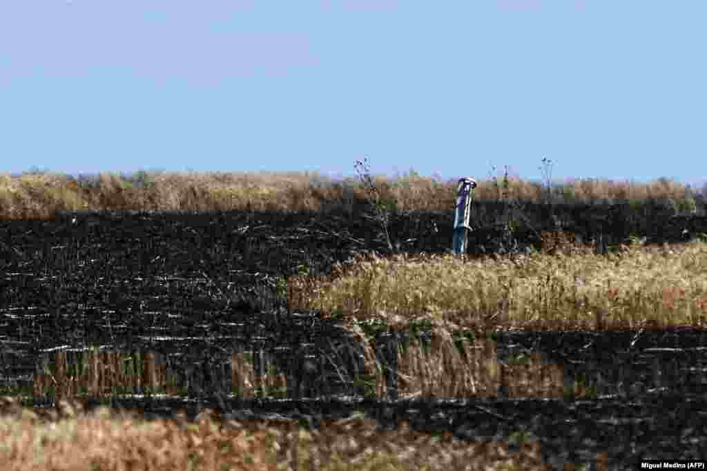 Внутрішня частина ракети в полі зі згорілою пшеницею. Росія блокує чорноморські порти України, перекриваючи шляхи постачання української пшениці в інші країни, враховуючи кілька африканських країн, які потребують української пшениці  