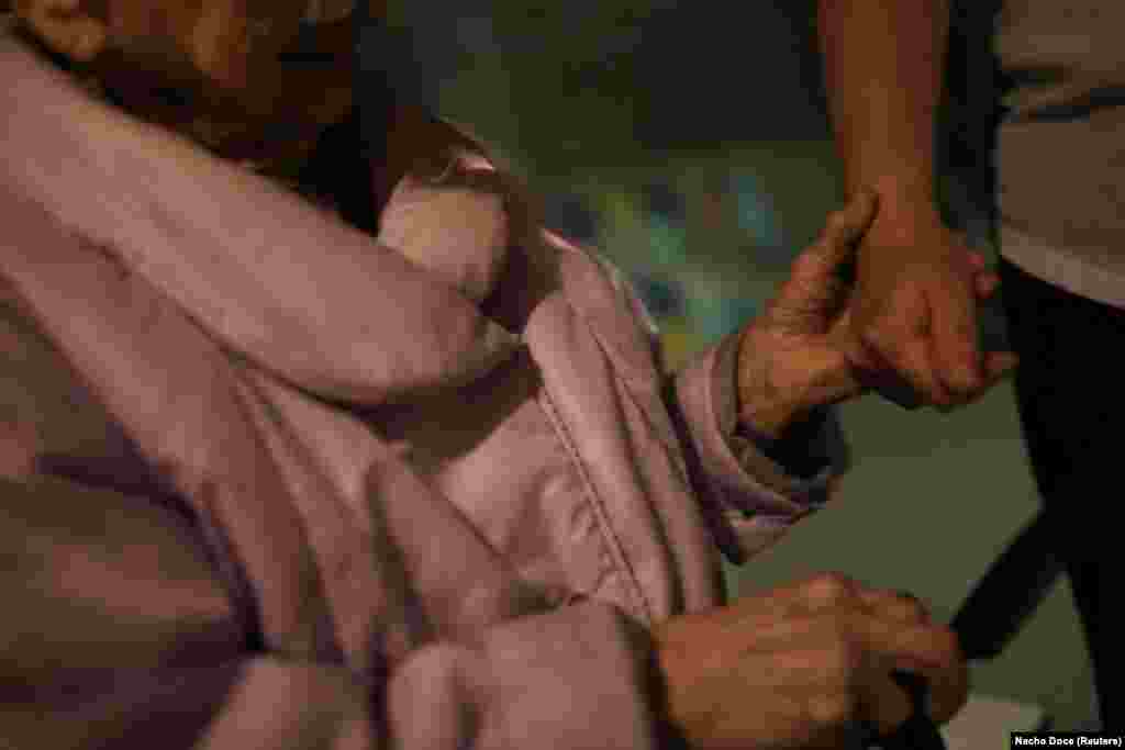 Марія Миколаївна має проблеми з пересуванням, прогресуючою втратою пам’яті та розгубленістю, яка посилилася після нападу на її будинок. «Вона забула, як виглядає місто. Вона розгублена і не знає, куди йти, що робити, як лягти, як спати, як сховатися», – розповіла агенції Reuters 58-річна Наталя. – Вона погано чує, тому ми повинні все писати. Це було дуже важко, досі важко, але ми знайшли спосіб»