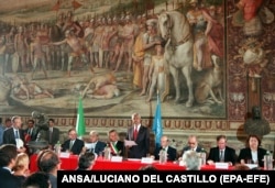 Генеральний секретар ООН Кофі Аннан виступає з промовою щодо Римського статуту, який був ухвалений 17 липня 1998 року на дипломатичній конференції ООН