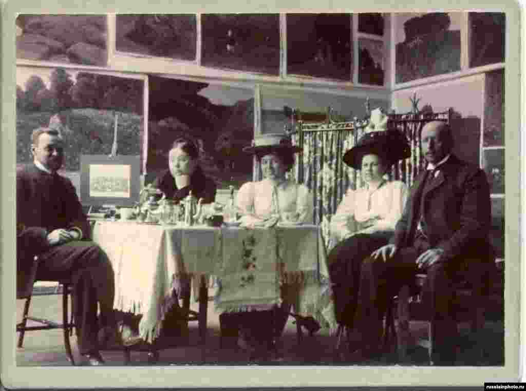 В мастерской художника, 1900-1910 года