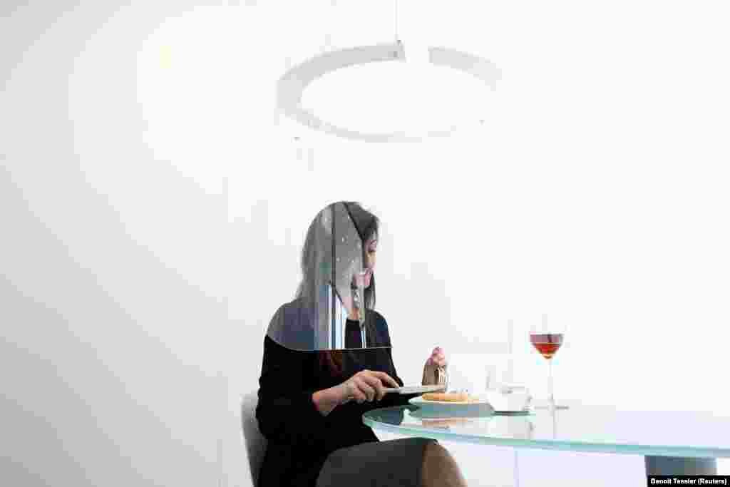 Французький дизайнер Крістоф Жерніґон розробив «захисну бульбашку» з оргскла. Виріб має захищати від коронавірусу відвідувачів ресторанів, які поступово відчиняються в умовах послаблення карантину у Франції