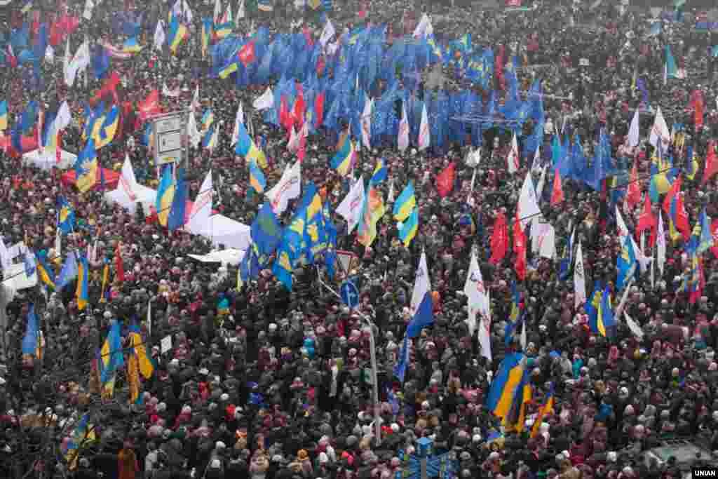 Учасники віче «За європейську Україну!» в Києві 24 листопада 2013 року