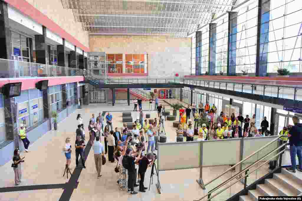 Izgled unutrašnje galerije na Železničkoj stanici u Novom Sadu nakon rekonstrukcije. Fotografija preuzeta sa sajta Pokrajinske Vlade, 5. jul 2024. godine.  