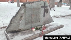 Осквернённый мемориальный камень репрессированным полякам в Томске, 11 ноября 2022 года