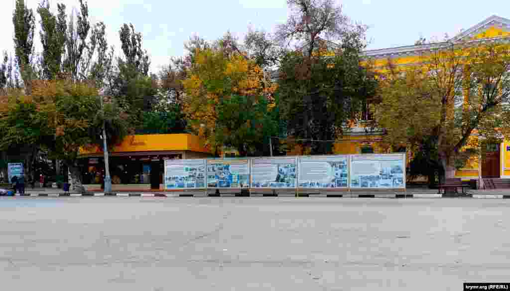 Информационная стойка, установленная в рамках празднования в Феодосии 2550-летия, рассказывает о событиях Второй мировой войны и присвоении Россией звания «город воинской славы»